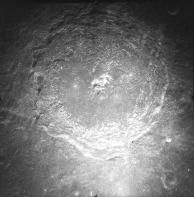 AS 15-M-R70-2392 - Langrenus Crater
Coord.: 8,5° South Lat. and. 61,5° East Long.
Lens Focal Length:  3"
Camera Tilt:  VERT 
Camera Altitude:  119 Km 
Sun Elevation (on local horizon):  52°

Nota: Vi suggeriamo di confrontare la disposizione "terrazzata" delle pareti interne di Langrenus con le medesime "terrazze" (meno regolari, ma sostanzialmente simili a quelle) del più famoso Copernicus.
Per i Lettori più interessati alla questione (annosa) dell'origine dei crateri, suggeriamo di fare una ricerca su quale possa essere quella "meccanica da impatto" capace di creare rilievi terrazzati come quelli che vediamo in questo frame. Il lavoro migliore che riceveremo verrà pubblicato su TruePlanets.
Parole chiave: The Moon from orbit - Langrenus Crater