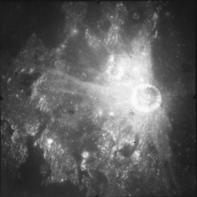 AS 15-M-R70-2433 - Menelaus Crater
Coord.: 15° North Lat. and 15,5° East Long.
Lens Focal Length:  3"
Camera Tilt:  VERT 
Camera Altitude:  118 Km 
Sun Elevation (on local horizon):  73°

Nota: oltre alla incredibile albedo delle pareti (vetrificate) di Menelaus, Vi suggeriamo di prestare grande attenzione agli spettacolari "streaks" che, di fatto si estendono intorno a Menelaus da ore 05:00 ad ore 12:00, con "sbuffi" particolarmente lunghi e luminosi (e difficilmente spiegabili...), circa ad ore 05:00/06:00 ed ore 09:00/10:00.
La meccanica dei "wind-streaks" Lunari è molto complessa e discutibile e quindi, con ogni probabilità, ne parleremo in un articolo ad hoc, prossimamente su TruePlanets.
Parole chiave: The Moon from orbit - Menelaus Crater