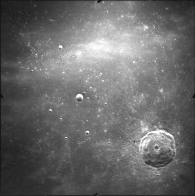 AS 15-M-R70-2457 - Timocharis Crater
Coord.: 25,5° North Lat. and 15,5° West Long.
Lens Focal Length:  3"
Camera Tilt:  VERT 
Camera Altitude:  113 Km 
Sun Elevation (on local horizon):  44°

Nota: l'area molto luminosa che si vede nella porzione superiore del frame potrebbe essere la conseguenza di una sovraesposizione e non essere - necessariamente - una zona ad albedo superiore alla media regionale.
Parole chiave: The Moon from orbit - Timocharis Crater