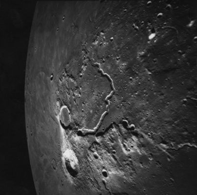 AS 15-M-R71-2611 - Aristarchus and Herodotus Crater (the NASA/Lunar & Planetary Institute Original Frame)
Coord.: 25,5° North Lat. and 50,5° West Long.
Lens Focal Length:  3"
Camera Tilt:  40° 
Camera Azimuth:  180 
Camera Altitude:  107 Km 
Sun Elevation (on local horizon):  15°
Parole chiave: The Moon from orbit - Aristarchus & Herodotus Crater