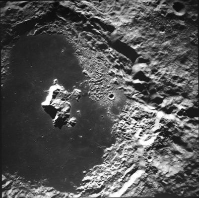 AS 17-M-R66-2495 - Tsiolkovsky Crater
Coord.: 18,8° South Lat. and 128,7° East Long. 
Lens Focal Length:  3"
Camera Tilt:  VERT 
Camera Altitude:  113 Km 
Sun Elevation (on local horizon):  14°
Parole chiave: The Moon from orbit - Tsiolkovsky Crater