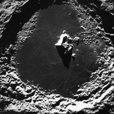 AS 17-M-R74-2798 - Tsiolkovsky Crater
Coord.: 20,6° South Lat. and 128,9° East Long.
Lens Focal Length:  3"
Camera Tilt:  VERT 
Camera Altitude:  110 Km 
Sun Elevation (on local horizon):  6°
Parole chiave: The Moon from orbit - Tsiolkovsky Crater