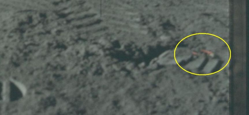 AS 17-134-20437 - What is that?!? (detail mgnf)
Ancora un detail mgnf da frame originale e non compresso, sempre portato alla nostra attenzione dal Dr Barca. Che cos'è il rilievo cerchiato in giallo? 
Ad occhio si direbbe una pinza o...un ferro di cavallo! 

La verità è che non ne abbiamo idea e che alla NASA non forniscono informazioni relative a questo tipo di oggetti (probabilmente utensili) che si possono individuare, semi-sepolti nella polvere della Luna, solo avendo un ottimo occhio ed una grandissima pazienza (oltre, come ovvio, avendo a disposizione i frames originali NASA-Apollo).
Parole chiave: Lunar Surface - Controversial