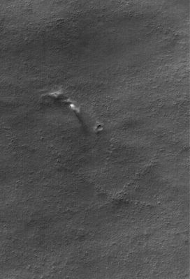 Dust Devil in Argyre Planitia (Original NASA/MGS/MSSS b/w Frame)
Caption NASA originale:"This MGS-MOC image shows Dust Plumes created by gusting winds on a Plain SouthWest of Argyre Planitia".

Location near: 67,0° South; 75,2° West
Image width: ~3 Km (~1,9 mi)  
Illumination from: upper left  
Season: Southern Autumn
Parole chiave: Mars from orbit - Dust Devil
