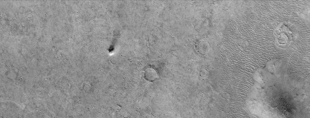 Running Winds... (Original NASA/MGS/MSSS b/w Frame)
Caption NASA originale:"This MGS-MOC image shows a bright plain West of Schiaparelli Crater, which is host to several features, some of them long-lived and others that are transient. The circular features scattered somewhat randomly throughout the scene are impact craters, all of which are in a variety of states of degradation. 
Toward the right (Dx - South-West) corner of the image, there is a small hill surrounded by ripples of windblown sediment, and near the center (a little to the left) of the image, there is an active DD casting a shadow to the east as it makes its way across the plain".  

Location near: 5,9° South; 348,2° West
Image width: ~3 Km (~1,9 mi)  
Illumination from: upper left  
Season: Southern Autumn
Parole chiave: Mars from orbit - Aeolian Features - Dust Devil