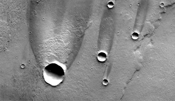 Beautiful Windstreaks (Original NASA/JPL/ASU b/w Frame)
Caption NASA originale:"This group of Windstreaks is located on Lava Flows, West of Arsia Mons". 

Image information: VIS instrument;
Latitude: 11,0° South;
Longitude: 219,5° East;
Resolution: 18 meter/pixel.
Parole chiave: Mars from orbit - Windstreaks