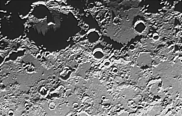 Albategnius Crater (1)
Alabategnius: un grande cratere del diametro di circa 120 km e con pareti (o murate) che arrivano sino a  4000 mt. Le sue coordinate sono: Lat. 12° Sud e Long. 4° Est. La sua posizione è nella Regione Centrale della Luna, una Regione caratterizzata (in buona misura) da grandi bacini d'impatto. 
Albateignus non è difficile da localizzare - leggermente ad Est del Cratere Ptolemaeus.
Parole chiave: The Moon from Earth - Amatorial Pictures - Albategnius Crater