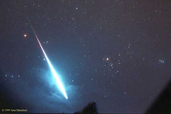 Betelgeuse, Aldebaran and a shooting star
"Dio degli Eserciti,
Vogliamo tornare a casa...

Dio degli Eserciti,
Abbiamo corpi da abbracciare, 
Cose da fare ed occhi 
Da non dimenticare...

Dio degli Eserciti,
Abbiamo ossa stanche, da riposare,
Anche se il cuore batte,
Al ritmo di un tamburo...

Dio degli Eserciti:
Ascolta il nostro Grande Silenzio,
Pieno di carni straziate e di metallo rovente...

Dio degli Eserciti,
La notte è chiara, come il giorno,
Ma lunghe ombre ci inseguono,
E il giorno è buio, e fa paura...

Dio degli Eserciti,
Vogliamo tornare a casa:

Tu che lo puoi, se vuoi, lo fai...

(Daniele Di Tonno - "Poesie")
Parole chiave: Stars and Constellations