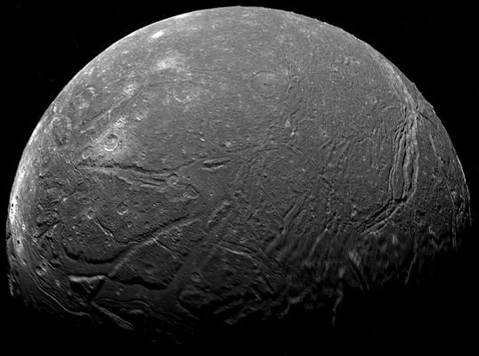 Ariel (HR)
La tormentata superficie di Ariel si rivela in tutto il suo (comunque grande) fascino. 
Una serie di impressionanti fratture tettoniche (forse un raffreddamento troppo rapido?) caratterizza l'Est e l'Ovest di questo mondo lontano; svariati mega-canyons, lunghi e profondi, passano attraverso l'equatore di Ariel, frammentandosi e ramificandosi poi in centinaia di crepacci minori; distese simili ai "mari" della Luna contraddistinguono una buona parte della sua superficie la quale, inoltre, sembra avere delle aree (alla Vostra Sx - Eastern limb) la cui albedo (alta) appare molto diversa rispetto al resto del Pianeta.
Da notare che, a differenza di quanto accade per le altre lune di Urano (come per la maggior parte delle lune dei quattro Giganti Gassosi), non riusciamo a distinguere che un modesto numero di crateri da impatto e questa circostanza è sicuramente strana: che Ariel sia passata, magari,  attraverso una parziale e "recente" (in senso geologico) ridefinizione della sua superficie?
Parole chiave: Uranus' Moons - Ariel