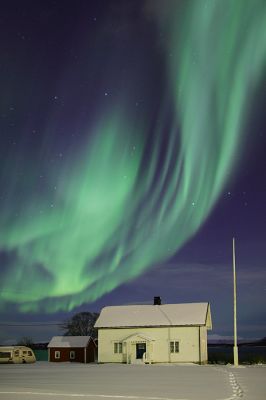 Black Aurora over Norway
Da "NASA - Picture of the Day" del 29 Marzo 2006:"What causes gaps between aurora curtains? These unusual gaps can make auroral displays appear more detailed and intricate. Research using data from four Cluster Spacecraft orbiting the Earth has likely found the secret: auroral gaps, sometimes knows as "black auroras", are actually anti-auroras. In normal auroras, electrons and/or predominantly negatively charged particles fall toward Earth along surfaces of constant magnetic field. They ionize the Earth's atmosphere on impact, causing the bright glows. In auroral gaps, however, negatively charged particles may be sucked out from the Earth's ionosphere along adjoining magnetic field lines. These dark anti-auroras can climb to over 20.000 Km and last for several minutes. Pictured above, a series of well-defined auroral gaps is seen dividing green aurora curtains high above Harstad, Norway, earlier this month".
Parole chiave: Aurora Borealis