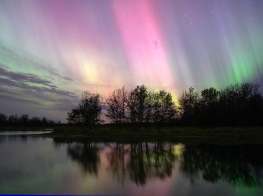 Aurora over Wisconsin
Lo "spettacolo" delle Aurore Boreali che stanno manifestandosi un pò ovunque in Nord America non accenna a diminuire: questa si è verificata nel Wisconsin. Ecco la caption originale da "NASA - Picture of the Day" del 17 Novembre 2004:"The auroral displays of the past week are being reported as some of the most beautiful in memory. In particular, impressive auroral bands fanned out over much of eastern North America after sunset on November 8. The multicolored aurora pictured above was caught reflecting in one of the many small lakes in central Wisconsin near that time. Continued solar activity might create more aurora visible over the next few nights as the Leonids meteor shower peaks". Non comprendiamo, a dire il vero, la curiosa relazione implicita che ci sembra essere stata fatta tra il verificarsi di queste Aurore ed i prossimo picco delle Leonidi. 
Forse non abbiamo capito bene o magari ci sta semplicemente sfuggendo qualcosa...
Parole chiave: Aurora Borealis