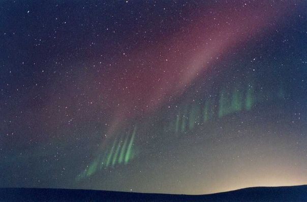 Aurora Borealis over North Dakota
Da "NASA - Picture of the Day" del 20 Novembre 2005:"This aurora was a bit of a surprise. For starters, on this Friday morning in August 2002, no intense auroral activity was expected at all. Possibly more surprising, however, the aurora appeared to show an usual structure of green rays from some locations. In the above image, captured from North Dakota, USA, a picket fence of green rays stretches toward the horizon. Mirroring the green rays is a red band, somewhat rare in its own right. Lights from the cities of Bismarck and Mandan are visible near the horizon. Large sunspot groups indicate that activity from an active Sun is relatively likely, possibly causing other streams of energetic particles to cascade onto the Earth and so causing more auroras".
Parole chiave: Aurora Borealis