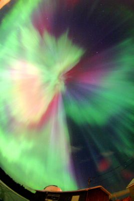 "Auroral Corona" from l'Observatoire de la D�couverte in Val Belair near Quebec - Canada
Da "NASA - Picture of the Day" del 9 Novembre 2004: "...This fisheye picture captures a particularly active and colorful 'Auroral Corona' that occurred on November 7, 2004 (...) The above aurora has an unusually high degree of detail, range of colors and breadth across the sky. The vivid green, red, and blue auroral colors are likely caused by high atmospheric oxygen and hydrogen reacting to incoming electrons. The trigger events were magnetically induced explosions on the Sun from sunspot region 696 over the past few days. Continued activity from this active solar region could mean more auroras visible to northern observers over the next few days. Early in the morning but far in the background, planets, stars and the Moon will be simultaneously putting on their own show". 
Una piccola (nostra) nota di commento: dietro la vivace bellezza dell'immagine ed i "romantici" commenti, c'è un nuovo incremento dell'attività solare in un periodo in cui, invece, il nostro Sole è usualmente calmo. 
Parole chiave: Aurora Borealis