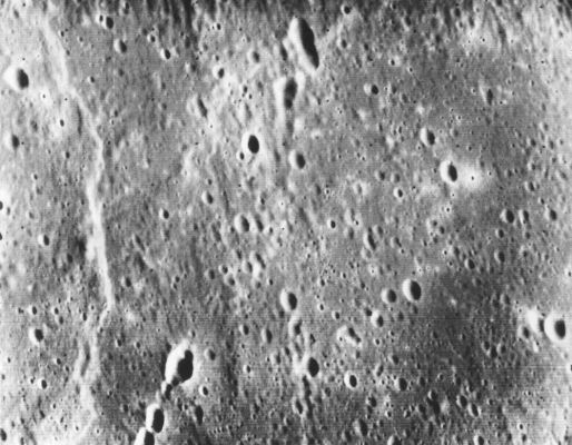 Mercury, in HR
Caption NASA originale:"Taken only minutes after Mariner 10 made its closest approach to the planet Mercury on March 29, 1974, this is one of the highest resolution pictures obtained during the Mission. Craters as small as 150 mt (roughly 500 feet) across can be seen. The picture, taken from a distance of about 5900 Km (such as approx. 3700 miles), measures 50 by 40 Km (such as approx. 931 by 25 miles). The relativity level surface contrasts with the abundant relief seen in some close-up views on the opposite side of the planet. The long, narrow area of hills and scarps to the left resembles ridges in the mare of Earth's Moon. Abundant craters in various stages of degradation dot the surface".
Parole chiave: Mercury