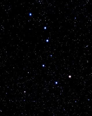 Big Dipper
“…Avevo voglia di chiederle quanti anni avesse; sembrava giovane ma parlava come una donna vissuta, eppure non c’erano tracce particolari sul suo volto o nelle sue mani che suggerissero un suo incontro profondo con la Vita. 
Mentre parlava, mi fissava senza guardarmi, come se ogni parola la pescasse lontano tra i suoi ricordi, ed anche le mani, adesso, erano ferme e quasi abbandonate l’una nell’altra. Mi fermai a guardare meglio quegli occhi: erano neri come può esserlo il Cielo d’Inverno, quando è sera e ci sono le stelle.
Improvvisamente tornò a mostrarmi la bianca fila di denti che le facevano corona, quando sorrideva, e con fare scanzonato disse che quel pranzo lo avrebbe offerto lei, per festeggiare la sua prima vera intervista da quando aveva cominciato quel lavoro.
A proposito, le chiesi, ma per conto di chi svolgi questo “sciagurato lavoro”, come lo chiami tu?
- Per me stessa! Vedi, sto scrivendo un libro su tutto ciò che circola dentro quella poltiglia grigia, - l’hai chiamata così, vero? - che sta dentro la testa della gente comune; di quello che pensano i cervelloni come i politici, gli scienziati, il Papa, i Presidenti, gli Amministratori delegati e via dicendo, sappiamo tutto e cioè che non dicono niente mentre, al contrario, di cosa siano fatti i pensieri di quelli come noi non se ne sa quasi nulla, è un mistero. Si, ci accoriamo per la situazione politica ed economica, per l’inquinamento, la questione sociale, le guerre, gli UFO e le apparizioni Mariane, ma questo  è ciò di cui ci costringono ad occuparci; cos’altro c’è nella Coscienza Collettiva che non viene mai a galla ma che ti tiene in piedi o ti ferisce profondamente, che ti fa fare delle scelte, ti fa amare, reagire, crescere ?...”.

Giuseppe Spina – “L’Intervista”

Parole chiave: From Earth Pictures - Professional Pictures