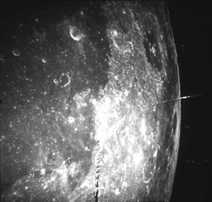 APOLLO 16 AS 16-M-R37-1341 - A streak of light (anomaly)
In questo frame possiamo dire di trovarci davanti ad un'Anomalia orbitale decisamente interessante: c'è un oggetto, infatti, che attraversa il campo di ripresa della fotocamera e, nel farlo, si lascia alle spalle una traccia luminosa semi-puntiforme. Inoltre, a giudicare dal tipo di riflesso che proviene dall'oggetto quando transita appena al di fuori del bordo della Luna, si potrebbe anche ipotizzare una possibile origine metallica del corpo stesso. Purtroppo non possediamo il frame originale uncompressed (che ci aiuterebbe a chiarire molte cose), ma noi propendiamo per l'ipotesi che si tratti di qualcosa di reale e non di un artifact, o di un difetto della pellicola o di un raggio cosmico. Perchè questa presa di posizione? Perchè ci è capitato di avere già visto un qualcosa di simile, in un filmato originale NASA - Apollo 11. Si trattava della ripresa filmata di tutta la fase di ascesa del LM Eagle, sino al docking con la CSM Columbia.
Parole chiave: Metric Frames - Controversial