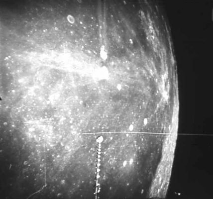 APOLLO 16 AS 16-M-R37-1371 - Streaks on the Moon and artifacts
Dopo circa 3'41" di ascesa del LM, accadeva qualcosa: un oggetto luminoso puntiforme (riteniamo proveniente dallo spazio esterno) attraversava l'intero campo visivo della telecamera - muovendosi ad altissima velocità e seguendo una traiettoria sostanzialmente lineare in direzione della Luna - e poi spariva. Questo filmato, si noti, veniva proposto mentre Armstrong, Aldrin e Collins, calmi e sorridenti (ma visibilmente imbarazzati) rispondevano, talvolta in maniera "dolcemente reticente", ad un folto gruppo di giornalisti durante una conferenza stampa trasmessa in Mondovisione. L'oggetto ripreso, qualunque cosa fosse, dopo aver visionato tutta la sequenza frame-by-frame, ci è sembrato essere qualcosa di molto simile a quello che abbiamo visto nel metric frame 1341.
E questo è quanto. Ora tocca a Voi vedere e valutare! 
Parole chiave: Metric Frames