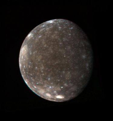 Callisto from 1.200.000 Km (Voyager 1)
Caption NASA originale:"This color photo of Jupiter's satellite Callisto was made from three black-and-white images taken March 5 from a distance of 746.000 miles (1,2 MKMs). 
It shows the entire hemisphere of Callisto that was photographed at HR by Voyager 1 during the close encounter with the satellite. Visible near the upper left limb is the large basin-like structure discovered by Voyager 1. The central region of the basin is much brighter than the average surface of the satellite. Near the south polar region are two bright areas associated with smaller basin-like structures. These bright areas are believed to contain more clean ice than the rest of Callisto's generally 'dirty-ice' surface".
Parole chiave: Jupiter's moons - Callisto