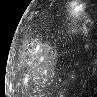 Callisto's basin from Voyager 1
Caption NASA originale:"This picture of a multi=ring basin on Callisto was taken the morning of March 6, 1979, from a distance of about 200.000 Km. The complicated circular structure seen at left center is similar to the large circular impact basins that dominate the surface of the Earth's moon and also the planet Mercury. The inner parts of these basins are generally surrounded by radially lineated ejecta and several concentric mountainous ring structures that are thought to form during the impact event. This multi-ring basin on Callisto consists of light floored central basin some 300 k m in diameter surrounded by at least eight to ten discontinuous rhythmically spaced ridges. No radially lineated ejecta can be seen. The ring structures on Moon and Mercury have been likened to ripples produced on a pond by a rock striking the water. The great number of rings observed around this basin on Callisto is consistent with its low planetary density and probable low internal strength".
Parole chiave: Jupiter's moons - Callisto