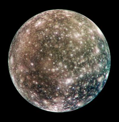 Callisto from Galileo
Caption NASA originale:"Bright scars on a darker surface testify to a long history of impacts on Jupiter's moon Callisto in this image of Callisto from NASA's Galileo spacecraft.
The picture, taken in May 2001, is the only complete global color image of Callisto obtained by Galileo, which has been orbiting Jupiter since December 1995. Of Jupiter's four largest moons, Callisto orbits farthest from the giant planet.
Callisto's surface is uniformly cratered but is not uniform in color or brightness. Scientists believe the brighter areas are mainly ice and the darker areas are highly eroded, ice-poor material".
Parole chiave: Jupiter's moons - Callisto