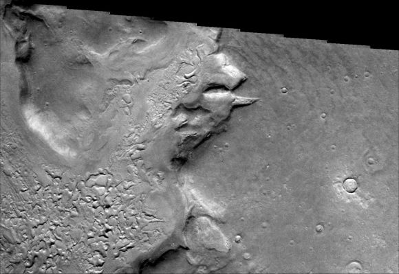 Features of Reull Vallis (Original NASA/2001 Mars Odyssey Orbiter b/w Frame)
Image information: VIS instrument;
Latitude: - 40,3° North;
Longitude: 109,1° East;
Resolution: 17 meter/pixel. 
Parole chiave: Mars from orbit - Channels - Reull Vallis