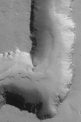 A big channel on Ascraeus Mons
Caption NASA originale:"This MGS-MOC image shows a portion of a deep Channel formed on the Northern Flank of the large Volcano, Ascraeus Mons. Layers of Volcanic Rock are exposed in the Channel Walls, and the dark dots on the Valley Floor are Boulders derived from erosion of these materials. 
The picture occurs near 14,5° North Lat. and 102,8° West Long. and is illuminated from the lower left. The picture covers an area about 3 Km (1,9 mi) across".
Parole chiave: Mars from orbit - Channels - Unnamed Channel