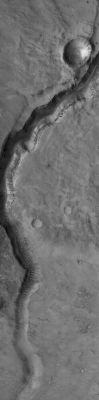 Arabia Terra, near Cydonia Region: the "Sphynx" River (Original NASA/MGS/MSSS b/w Frame)
E' davvero gratificante (e difficile) commentare immagini di simile impatto e bellezza: stiamo osservando il letto, ormai prosciugato (ma con degli abbondanti depositi di "qualcosa" che è rimasto adagiato e ben visibile sul fondo - forse fango?), di un antico fiume Marziano. Siamo nella pianura conosciuta come Arabia Terra, in prossimità della famosissima Cydonia Mensae. 
Dato che questo fiume (a quanto ne sappiamo) passa attraverso la Regione di Cydonia, abbiamo deciso di chiamarlo, in  omaggio ai "monumenti" che molti pensano si trovino in quella misteriosa zona di Marte, "Sphynx River": il Fiume della Sfinge.
Con buona pace, ovviamente, degli Amici della NASA...
Parole chiave: Mars from orbit - Channels - Unnamed Channel