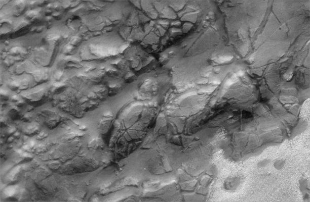 Features of Aram Chaos (Original NASA/JPL/ASU b/w Frame)
Caption NASA:"This image of part of Aram Chaos shows two different surface textures with distinctly different brightnesses. The lighter layer appears to be on top (therefore younger) than the darker surface". 

Image information: VIS instrument;
Latitude: 2,1° North; 
Longitude: 338,7° East;
Resolution: 17 meter/pixel.

Parole chiave: Mars from orbit - Chaotic Terrain - Aram Chaos Region