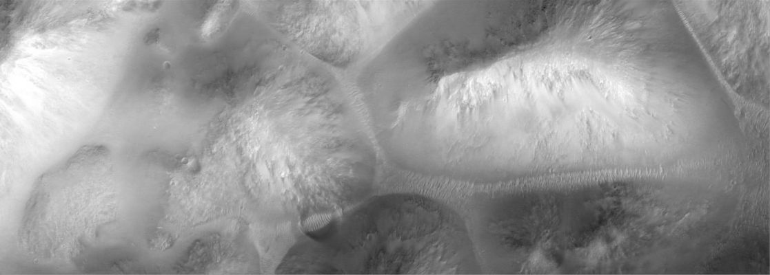 The "Many Faces" of Aram Chaos (2 - EDM n. 1 - Original NASA/MGS/MSSS b/w Frame)
Il Dr Skipper, per quanto attiene la Regione di Aram Chaos, ritiene di aver individuato (e secondo noi ha ragione) delle aree le quali ci mostrano la presenza di acque superficiali: prevalentemente si tratta di laghi e piccoli fiumi.
Egli dice che, a suo parere, queste aree rappresentano solo un modesto residuo di quelle che, un tempo, circolavano sulla superficie di Marte e che comuque anche queste acque stanno - di fatto - recedendo. 
O meglio: esse stanno avviandosi a rinforzare quello che è già il sistema acquifero Marziano. Un sistema fatto di acque correnti e che, come già in molti credono (anche alla NASA...) è prevalentemente - diremmo al 95% - sotterraneo.

"I suspect that water poured into this Aram Chaos depression over a very long period of time saturating it and the subterranean ground systems under it with water. Then came along the current general long lasting dry period producing the remnants of an old very rough uneven lake bed bottom where shallow water still flows down elevated uneven portions of the chaotic terrain accumulating in the lowest catch basin areas you seen here. The cracked plate evidence seen in my first image in the right split screen in the southern part of Aram Chaos is probably washed in and compacted bottom old lake bed sediment collections in more elevated terrain there that has eventually drained dry into the lower areas and the sediment has cracked like great dry mud flats in the process"

Parole chiave: Mars from orbit - Aram Chaos
