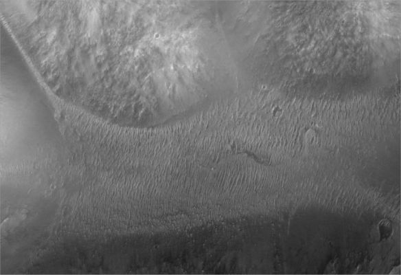 The "Many Faces" of Aram Chaos (3 - EDM n. 2 - Original NASA/MGS/MSSS b/w Frame)
Una speculazione ulteriore del Dr Skipper è che una possibile forma di Civiltà Indigena Marziana stia cercando di "salvare il salvabile", ossìa - impiegando sistemi e tecnologie che non riusciamo a comprendere (nè a vedere) - stia tentando in tutti i modi di mantenere almeno un minimo di acque correnti sulla superficie di Marte.

"If so and there are actually extensive civilization populations on Mars, it may seem strange at first blush that so many of them appear to be so focused on water on such a generally arid planet to the point of even getting in the water that is left with their developments. On the other hand, if these populations have historically been part of this drying planetary reality for a very long time and have a historical memory base of more water plentiful times, it may be understandable that they may a bit compulsively try to preserve as much as possible a current semblance of the older loved conditions. Of course there may be other reasons as well"
Parole chiave: Mars from orbit - Chaotic Terrain - Aram Chaos