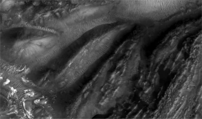 The "Many Faces" of Aram Chaos (5 - EDM n. 4 - Original NASA/MGS/MSSS b/w Frame)
Un punto focale - e che ci vede in perfetta sintonìa con il Dr Skipper - attiene l'orrenda manipolazione distorsiva (o "tampering") che viene fatta sulle immagini MGS (o meglio: su tutte le immagini in arrivo dallo Spazio).
Una manipolazione sulle cui reali origini e motivazioni non vale davvero la pena parlarne ora e qui.

"The accumulative evidence that I've seen indicates that the suspicious rounded and oval mounts possibly represents at least indirectly different life equally dependent on this surface water resource but which adopted a different survival strategy. They do not locate on slopes or grades but in more level terrain shallow water pools or where the ground is extra water saturated for a sustained period and then form these large elevated forms. Their plentiful numbers here in Aram Chaos but smaller size relative to some that I've seen may suggest that the shrinking water conditions in Aram Chaos is a relatively more recent phenomena as opposed to a even more ancient scenario"
Parole chiave: Mars from orbit - Chaotic Terrain - Aram Chaos
