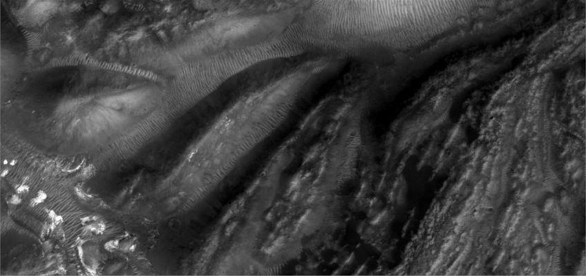 The "Many Faces" of Aram Chaos (6 - EDM n. 5 - Original NASA/MGS/MSSS b/w Frame)
Dunque: manipolazione delle immagini spinta sino a livelli estremi; Aram Chaos è una Regione di Marte su cui ancora scorrono, sia pure in misura minima, acque superficiali; questa Regione, al pari di altre, si è in parte - e recentemente - stabilizzata (climatologicamente e geologicamente) ma è ancora soggetta ad un generale processo di desertificazione, con costante perdita delle acque superficiali le quali vengono "ingoiate" da Marte a vantaggio della sua "rete idrica sotterranea".
Questi - e scusateci se siamo stati troppo sommari - ci sembrano essere i punti nodali della costruzione del Dr Skipper su Aram Chaos.

"If what we are seeing of these elevated mounts in this poor resolution imaging as released to us is mostly real visual evidence as opposed to evidence mostly obscured and/or created by image tampering, then we may be looking at camouflaged fortified elevated but partially underground civilization places. The nozzle shooting spray evidence in Report #029 suggests that there may be artificiality and possibly advanced technology associated with this mount evidence capable of not only capitalizing on this ground water rich environment but influencing and modifying this environment through technology as well"
Parole chiave: Mars from orbit - Chaotic Terrain - Aram Chaos