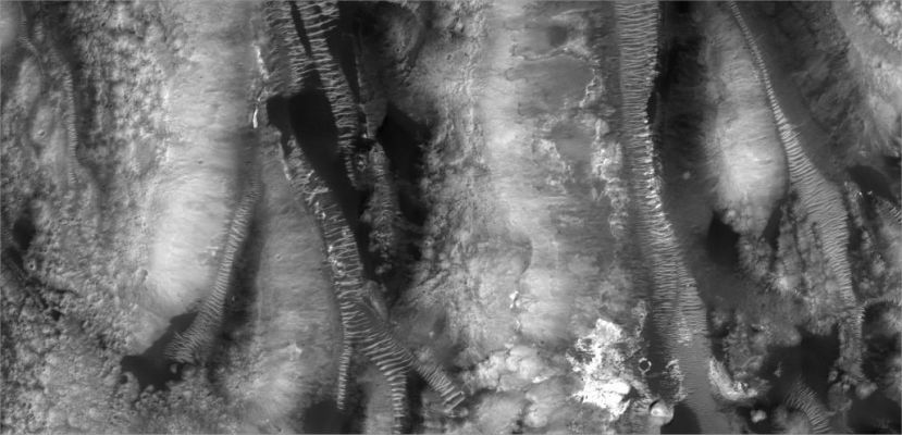 The "Many Faces" of Aram Chaos (7 - EDM n. 6 - Original NASA/MGS/MSSS b/w Frame)
Che quanto appare nelle immagini MGS di Aram Chaos (e non serve stare a fare chissà quali ingrandimenti ed elaborazioni per cogliere un'infinità di stranezze e di possibili - ed effettive - evidenze della presenza di acque di superficie) sia incredibile e fortemente in contrasto con quanto viene ufficialmente asserito, è dato ovvio ed evidente. 
Ciò che - a nostro parere - è meno evidente è un'eventuale presenza di strutture artificiali nella Regione (che non riusciamo assolutamente a vedere, neppure nelle elaborazioni operate dal Dr Skipper stesso); ciò che non ci convince è il fatto secondo cui Aram Chaos, al pari di altre Regioni di Marte, presenti "acque superficiali recedenti". Secondo noi, dati alla mano (e considerato il riscaldamento globale che è certamente in atto su Marte - un greenhouse effect davvero smodato), se davvero le acque superficiali ci sono, allora dovrebbero essere "emergenti" e NON recedenti. 
Parole chiave: Mars from orbit - Chaotic Terrain - Aram Chaos