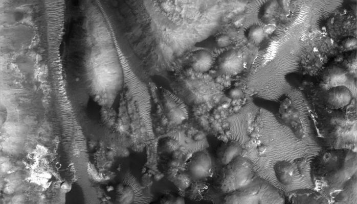 The "Many Faces" of Aram Chaos (8 - EDM n. 7 - Original NASA/MGS/MSSS b/w Frame)
Premesso e ribadito dunque che Marte è soggetto - ormai da secoli (noi diremmo sin dal momento in cui iniziarono le prime osservazioni dei suoi Canali) - ad un massiccio effetto-serra, come le foto della Residual Cap e delle Regioni Polari e Presso-Polari (nettamente recedenti) ci dimostrano (e come anche il Dr Skipper stesso ha evidenziato in altri suoi articoli ed investigazioni) - non ci pare esatto nè corretto teorizzare poi un qualcosa che va in diretta opposizione con quanto comunemente e scientemente ritenuto esatto (o, se non esatto, almeno "fortemente plausibile") e, di conseguenza, accettato.
Se Marte si sta davvero "scaldando", allora - con ogni probabilità - le sue (presunte) acque superficiali devono essere "acque emergenti".
Se invece si tratta di acque superficiali recedenti, allora Marte NON si sta riscaldando e l'effetto-serra è un'invenzione (come un'invenzione o una frode dovranno anche essere le immagini che ci mostrano le aree polari che recedono rapidamente di anno in anno).
Parole chiave: Mars from orbit - Chaotic Terrain - Aram Chaos