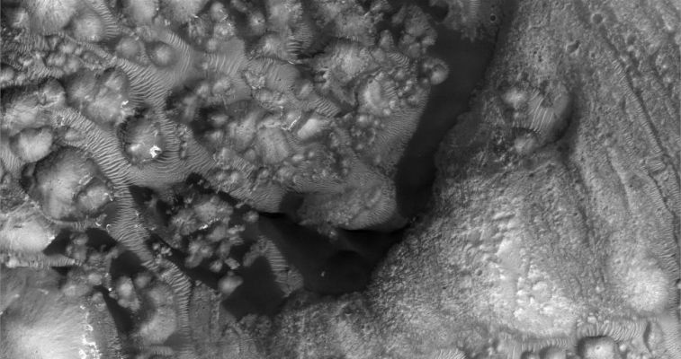The "Many Faces" of Aram Chaos (9 - EDM n. 8 - Original NASA/MGS/MSSS b/w Frame)
E' del tutto ovvio, poi, che entrambe le costruzioni - sia quella del Dr Skipper, sia la nostra - potrebbero essere errate, poichè potrebbero non esistere acque superficiali su Marte: nè nella Regione di Aram Chaos, nè altrove.
Ed anche questa, in fondo, è un'ipotesi plausibile.

Che dire? Una sola cosa è certa: le immagini che riceviamo (cioè quelle cosiddette "pubbliche") sono inaffidabili, purtroppo. Talvolta qualcosa sembra sfuggire ai "censori", ma tante altre volte non si sa mai che cosa effettivamente si stia commentando.

La Verità? La Verità è un bene riservato a pochi. E la cosa più triste è che questi pochi sono individui che, di fatto, "paghiamo noi": con le nostre tasse, il nostro lavoro ed i nostri sacrifici. 
E che cosa riceviamo in cambio? Oceani di panzane, informazioni distorte (quando va bene) o totalmente false negli altri casi. Immagini brutte e sfuocate (e magari importantissime) e dettagli splendidi (ma rifatti al pc o, se reali, completamente insignificanti).
Parole chiave: Mars from orbit - Chaotic Terrain - Aram Chaos