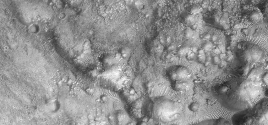 The "Many Faces" of Aram Chaos (10 - EDM n. 9 - Original NASA/MGS/MSSS b/w Frame)
E dunque, alla fine, qual'è il "vero volto" di Aram Chaos, come del resto di Marte? Noi non lo sappiamo, ovviamente, però, come fa il Dr Skipper (che comunque stimiamo) e tanti altri Ricercatori, noi continuiamo a cercarlo...
Parole chiave: Mars from orbit - Chaotic Terrain - Aram Chaos