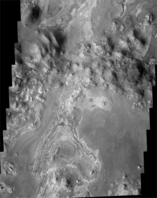 Features of Iani Chaos (Original NASA/2001 Mars Odyssey Orbiter b/w Frame)
Piccolo promemoria: quando si parla di "chaos terrain", si tratta di un'area che è stata - letteralmente - privata di sostegno sotterraneo e che quindi è "crollata su se stessa" (---> "Chaos" is typically interpreted to be a collapse terrain; it is the blocky landscape after the transport and removal of subsurface support).
Parole chiave: Mars from orbit - Chaos Terrain 