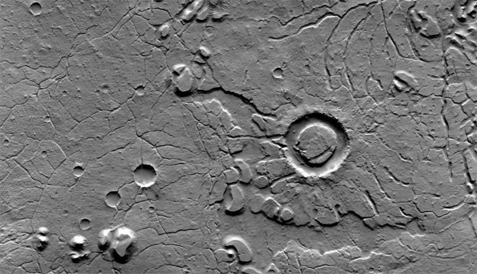 Chaotic Terrain between Memnonia Fossae and Elysium Planitia (1 - Original NASA/JPL/ASU b/w Frame)
Caption NASA originale:"These arcuate fractures are located on the margin between Memnonia Fossae and Elysium Planitia". 

Image information: VIS instrument;
Latitude: 1,4° North;
Longitude: 177,5° East;
Resolution: 18 meter/pixel.

Parole chiave: Mars from orbit - Chaotic Terrain between Memnonia Fossae and Elysium Planitia 