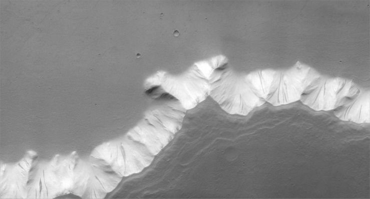 Dust Avalanches in Echus Chasma (1)
Image information: VIS instrument;
Latitude: 3,6° North;
Longitude: 280,9° East;
Resolution: 18 meter/pixel. 
Parole chiave: Mars from orbit - Chasmas - Echus Chasma