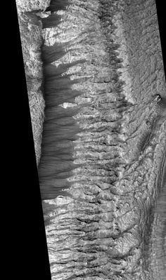 Sample scarp edge in layered unit in Melas Chasma or... Frozen Waterfalls on Mars? (2)
L'immagine è stata ottenuta da un'altezza di circa 377 Km e l'ora locale del luogo ripreso (il MLT dell'area fotografata, insomma...) corrisponde alle 13:43 circa.
Se foste interessati ai dettagli più minuti, sappiate che tutti i dati tecnici relativi a queste immagini sono reperibili all'indirizzo che Vi abbiamo già fornito in sede di commento al frame precedente.
Proviamo ora a guardare, con attenzione, queste incredibili (e, a dire il vero, abbastanza indecifrabili) 'cascate' (--->waterfalls): ma che cosa stiamo guardando, effettivamente?!?
Parole chiave: Mars from orbit - controversial image