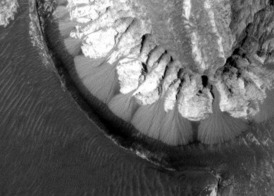 Sample scarp edge in layered unit in Melas Chasma or... Frozen Waterfalls on Mars? (7)
vedi i commenti svolti nei quadri precedenti
Parole chiave: Mars from orbit - controversial image