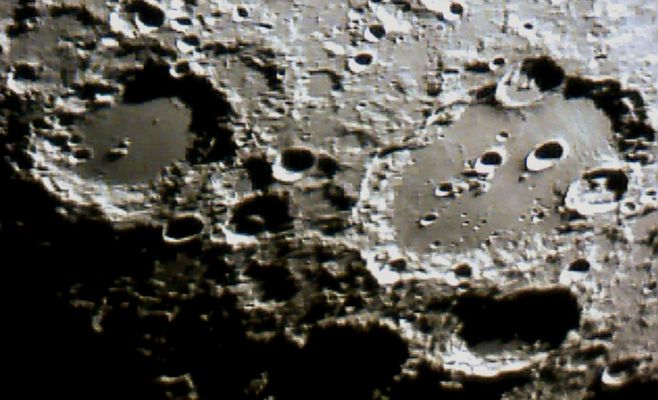 Clavius (1)
Clavius: uno spettacolare cratere, reso famoso dall'immortale "2001 - A Space Odyssey", così come ci appare dalla Terra, attraverso le eccellenti ottiche di un telescopio riflettore 'Celestron 11'.
Il seeing, con ogni probabilità, non era ottimale - come l'immagine dimostra ampiamente -; ma il risultato ottenuto (grazie anche al gioco di luci e di ombre che si ottiene scattando fotografie di Regioni Lunari che si trovano a ridosso o che sono prossime al terminatore) è - comunque - davvero notevole.
Parole chiave: The Moon from Earth - Amatorial Pictures