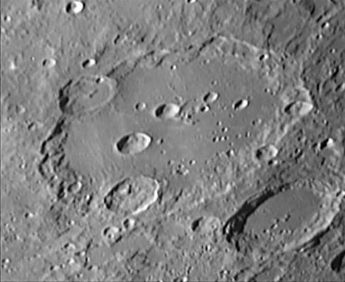 Clavius (4)
La Regione di Clavius in piena luce: notate come questa immagine - pur restando molto bella - perda di "profondità" rispetto alle precedenti.
Parole chiave: The Moon from Earth - Amatorial Pictures