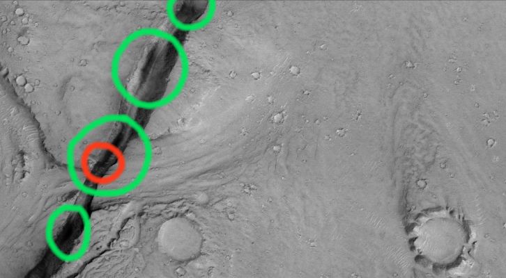 Features of Cerberus Fossae (Original NASA/MGS/MSSS CTX b/w Frame)
Caption originale:"This MGS-MOC image shows a landscape in the Eastern Cerberus Region that was scoured by catastrophic Floods, and later cut by a deep, dark-walled Trough. The Trough is radial to the Elysium Volcanic Region, and formed along Faults in the Bedrock".

Location near: 15,7° North Lat. and 196,6° West Long.
Image width: ~3 Km (~1,9 mi)  
Illumination from: lower left  
Season: Northern Winter

Nota: l'immagine è davvero spettacolare ed è anche prodiga di dettagli (grazie ad un'eccellente definizione); purtroppo, però, non riusciamo a vedere bene se, nelle parti più in ombra - e forse anche più profonde - del crepaccio che lacera la porzione orientale della Regione di Cerberus, si nasconde qualcosa di particolare, oltre alle "dunette sinuose" (una forma affine ai Side-Winders di Meridiani Planum). 

Cerchiature Verdi: è agevole notare la presenza di ampie chiazze scure su buona parte del SOLO versante occidentale (Sx) del crepaccio le quali, secondo noi, NON sono assolutamente delle ombre. E' del tutto ovvio che la reale natura delle "macchie" sia indefinibile da questa altezza (380 Km) e con questa definizione, ma l'ipotesi che si tratti di "affioramenti di umidità", ovvero di "seeps" molto estesi ed in corso di sviulppo, o magari di aree ricoperte da una sorta di vegetazione indigena (magari muschi e licheni?), come già pensano in molti, non ci sembrano tanto irrealistiche.
Parole chiave: Mars from orbit - Channels - Cerberus Fossae Region