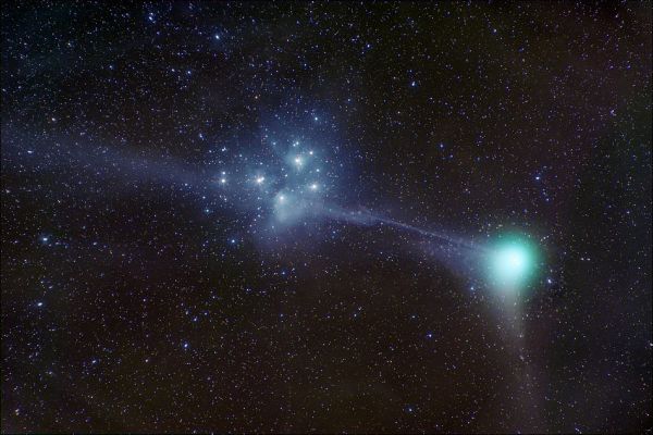 Comet Machholz and M 45
Ripresa amatoriale (ma di grande effetto scenico) effettuata il giorno 9 Gennaio 2005 dalla Germania - Baviera (località Oberjoch) dal Sig. Stefan Seip. Perfetta la visione della chioma - color verde/acqua - della Cometa (le dimensioni stimate della chioma stessa si aggirano intorno ai 500.000 Km mentre il suo nucleo roccioso dovrebbe avere un diametro compreso fra i 5/7 Km) e molto suggestiva la combinazione (ma si tratta, come ovvio, di un semplice effetto prospettico) fra l'alone blu proprio di M 45 e la coda ionica (anch'essa vagamente bluastra) della Cometa Machholz. Da notarsi che le dimensioni ridotte (ma solo in apparenza) della coda di Machholz (la quale si estende per svariati milioni di Km - 8/10) dipendono anch'esse da un semplice effetto prospettico il quale sfavorisce la nostra osservazione. 
Parole chiave: Comets: images from Earth
