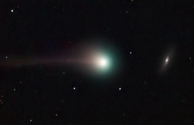 Comet SWAN
Da "NASA - Picture of the Day", del 19 Ottobre 2006:" This cosmic portrait recorded October 9th features the lovely blue-green coma of Comet SWAN posing with spiral galaxy NGC 5005 in the northern constellation Canes Venatici. At the time the comet (center) was in the close foreground, a mere 9 LM (Light-Minutes) from planet Earth, with the galaxy a more substantial 60 million LY (Light-Years) distant. Not actually related to a bird, Comet SWAN (C/2006 M4) was so named as it was first spotted in image data from the SWAN (Solar Wind ANisotropies) camera aboard the Sun-staring SOHO spacecraft. Having rounded the Sun, this comet is headed for interstellar space, but first it will make its closest approach to Earth on October 24. With binoculars, northern hemisphere observers can now spot the comet above the northwestern horizon, near the handle of the Big Dipper in the early evening sky". 
Parole chiave: Comet Swan