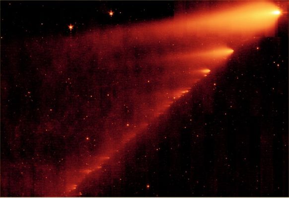 Comet Schwassmann-Wachmann 3: the whole "crumbling" Comet (3)
nessun commento
Parole chiave: From Space Images - SST