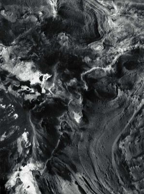 Unusual Squared Structure on Mars (6)
Che altro dire? La ricostruzione del Dr Mc Cann, sebbene - ripetiamo - un pò forzata (l'immagine originale è stata ottenuta da un'altezza davvero considerevole e quindi noi andremmo cauti nell'ipotizzare l'esistenza di water reservoirs, canali artificiali e quant'altro, però...Però non si può mai dire.
La Verità su "che cosa ci sia effettivamente sulla Superficie di Marte", i Signori della NASA (e dell'ESA), a nostro (e non solo nostro, per fortuna) modo di vedere, se la stanno tenendo assai ben stretta e ben nascosta (tristemente nascosta...) ed in uno scenario come questo, così complesso e così controverso e "top secret", può allora anche darsi che, in fondo, Mc Cann abbia ragione...

Voi che dite?!?
Parole chiave: Mars from orbit - Candor Chasma - Controversial