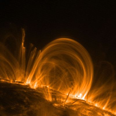 Coronal loops
Da "NASA - Picture of the Day" del 14 Agosto 2005:"Why is the Corona of the Sun so hot? Extending above the photosphere or visible surface of the Sun, the faint, tenuous Solar Corona can't be easily seen from Earth, but it is measured to be hundreds of times hotter than the photosphere itself. Astronomers have long sought the source of the Corona's heat in magnetic fields which loft monstrous loops of solar plasma above the photosphere. Detailed observations of coronal loops from the orbiting TRACE satellite are pointing more closely to the unidentified energy source. Recorded in extreme ultraviolet light, this and other TRACE images indicate that significant heating occurs low in the corona, near the bases of the loops as they emerge from and return to the solar surface. This tantalizing TRACE image shows clusters of the majestic, hot coronal loops which span 30 or more times the diameter of planet Earth".
Parole chiave: The Sun from TRACE