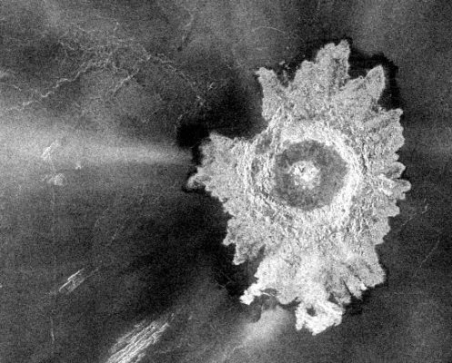 Magellan Probe: radio image of Adivar Crater
La missione che ha ci dato, sino ad ora, i maggiori (e migliori) risultati in termini di mappatura della superficie del Pianeta - operando con l'ausilio di uno speciale strumento radar (il SAR e cioè il Synthetic Aperture Radar) - è stata la Missione Magellano. 
Il lancio della Navicella avvenne il 4 Maggio 1989 e l'arrivo su Venere, con inserimento della stessa in un'orbita ellittica definita "presso/circa-polare" (near-polar elliptical orbit), occorse il 10 Agosto 1990. 
La mappatura radar di Venere fu, come testimoniano ampiamente le immagini che Vi proponiamo, un grande successo.
Parole chiave: Naked Venus